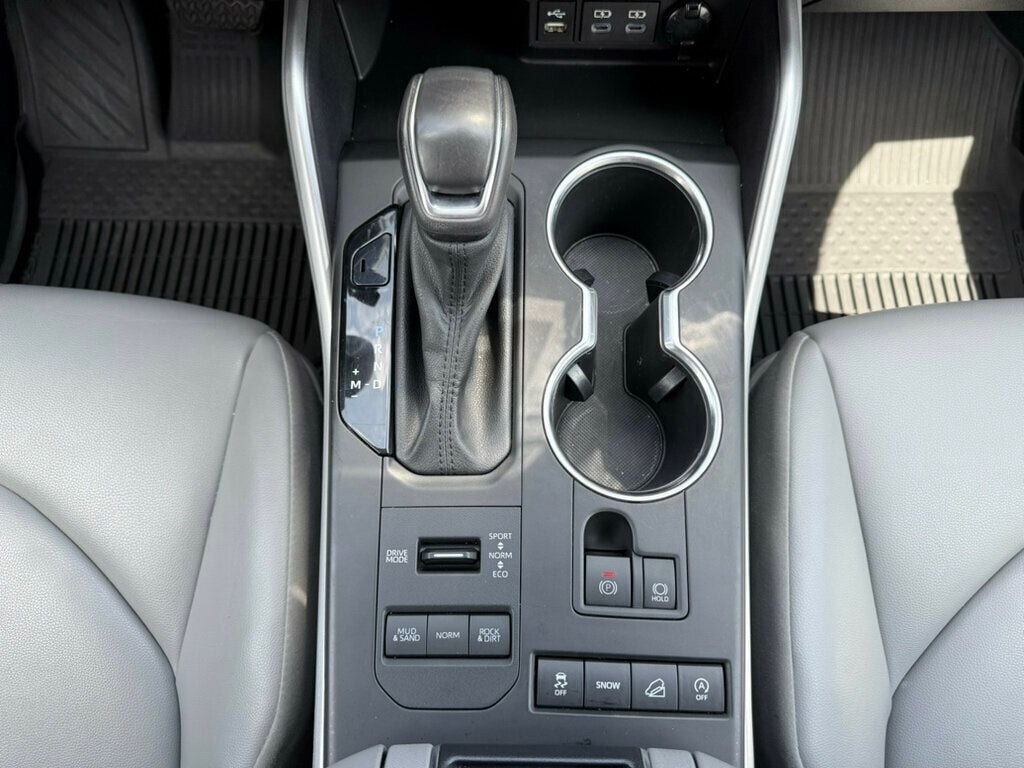 2022 Toyota Highlander XLE photo 32