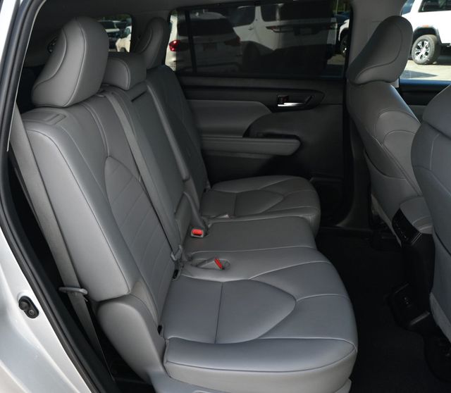 2022 Toyota Highlander XLE FWD - 23000127 - 16