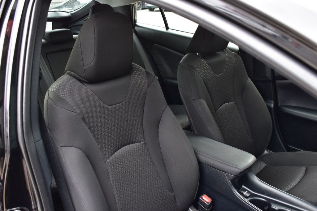 2022 Toyota Prius LE - 22950107 - 17