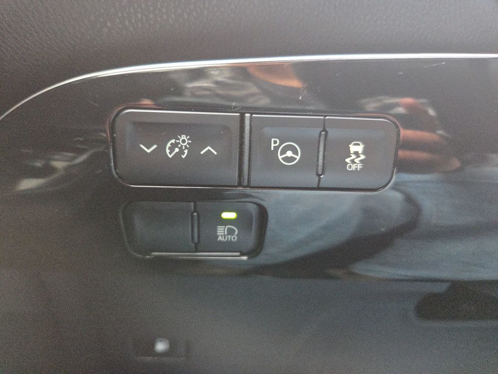 Toyota Prius photo 17