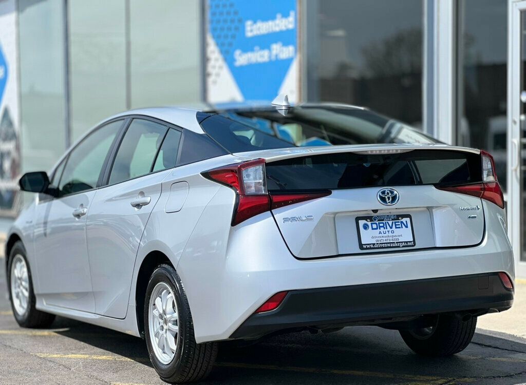 2022 Toyota Prius L Eco photo 3
