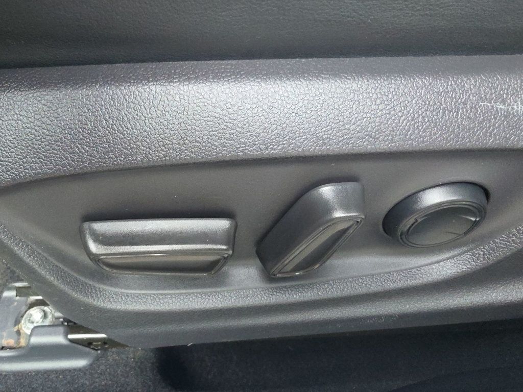 Toyota Prius photo 17