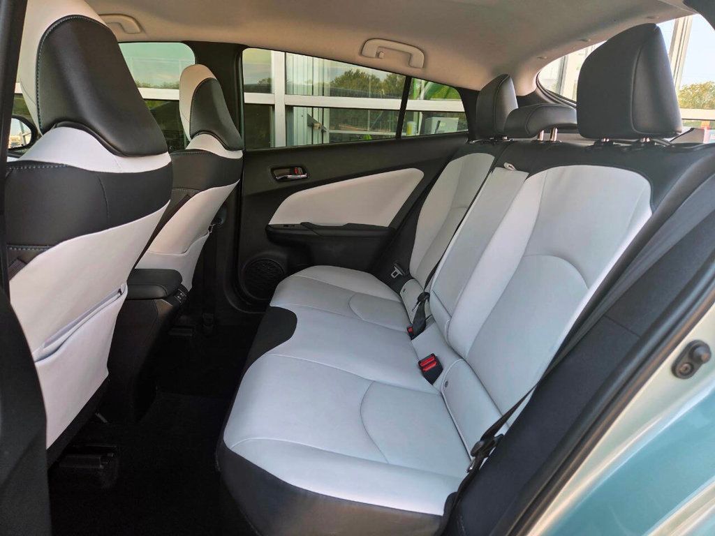 2022 Toyota Prius XLE AWD-e photo 12