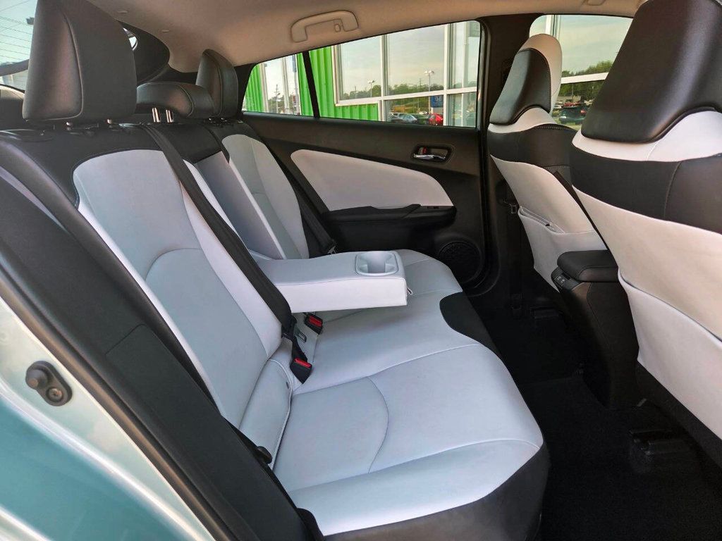 2022 Toyota Prius XLE AWD-e photo 16