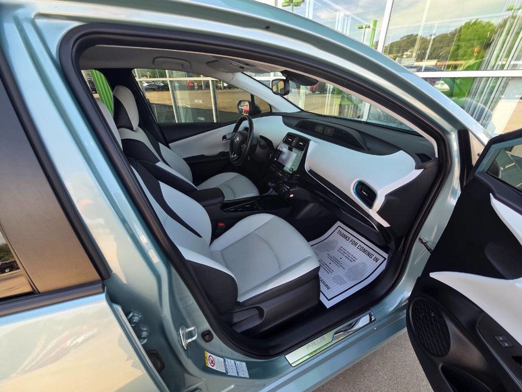 2022 Toyota Prius XLE AWD-e photo 17