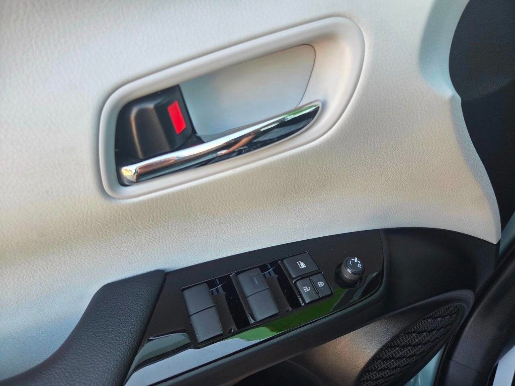 2022 Toyota Prius XLE AWD-e photo 33