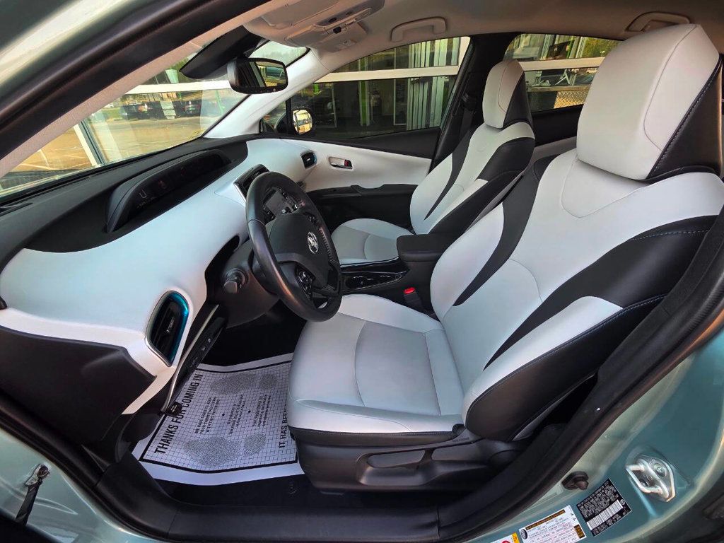 2022 Toyota Prius XLE AWD-e photo 9