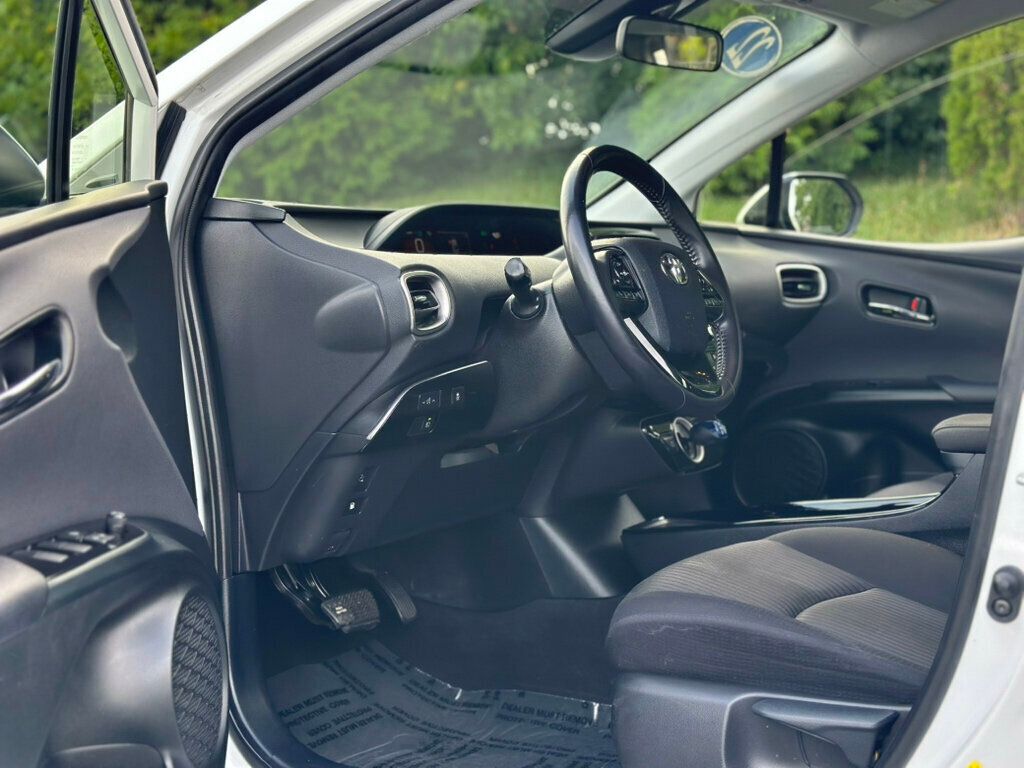 2022 Toyota Prius Prime LE photo 14