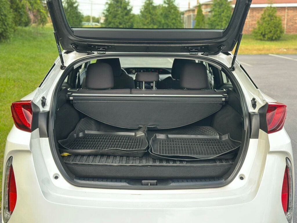 2022 Toyota Prius Prime LE photo 8