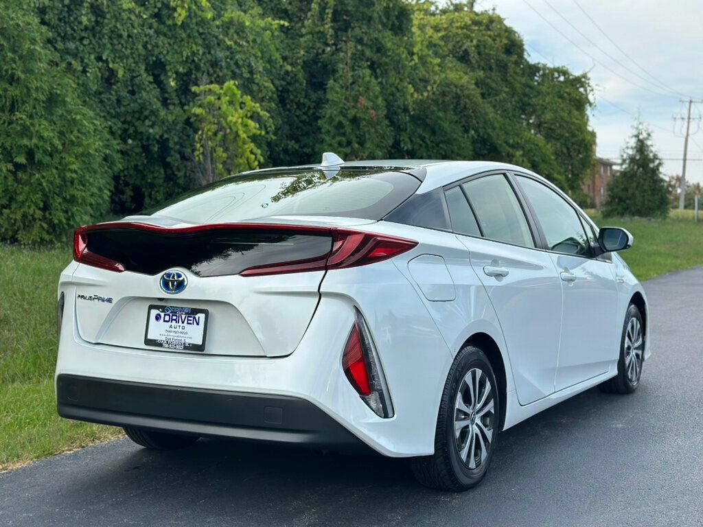 2022 Toyota Prius Prime LE photo 9