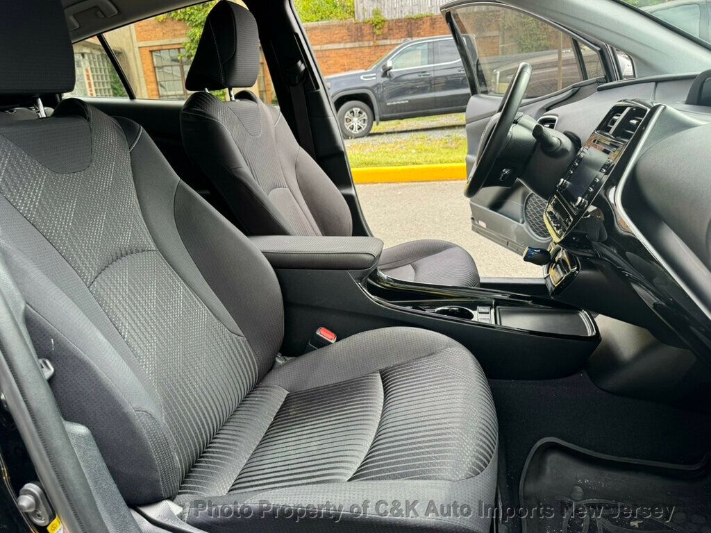 2022 Toyota Prius Prime LE photo 33