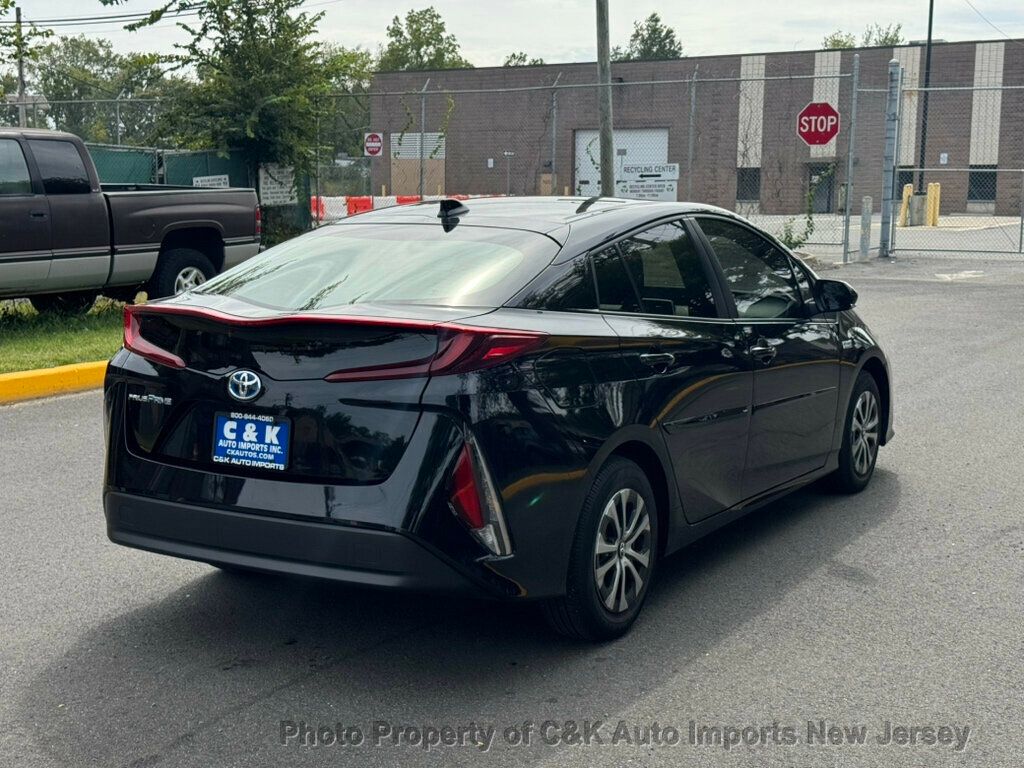 2022 Toyota Prius Prime LE photo 8