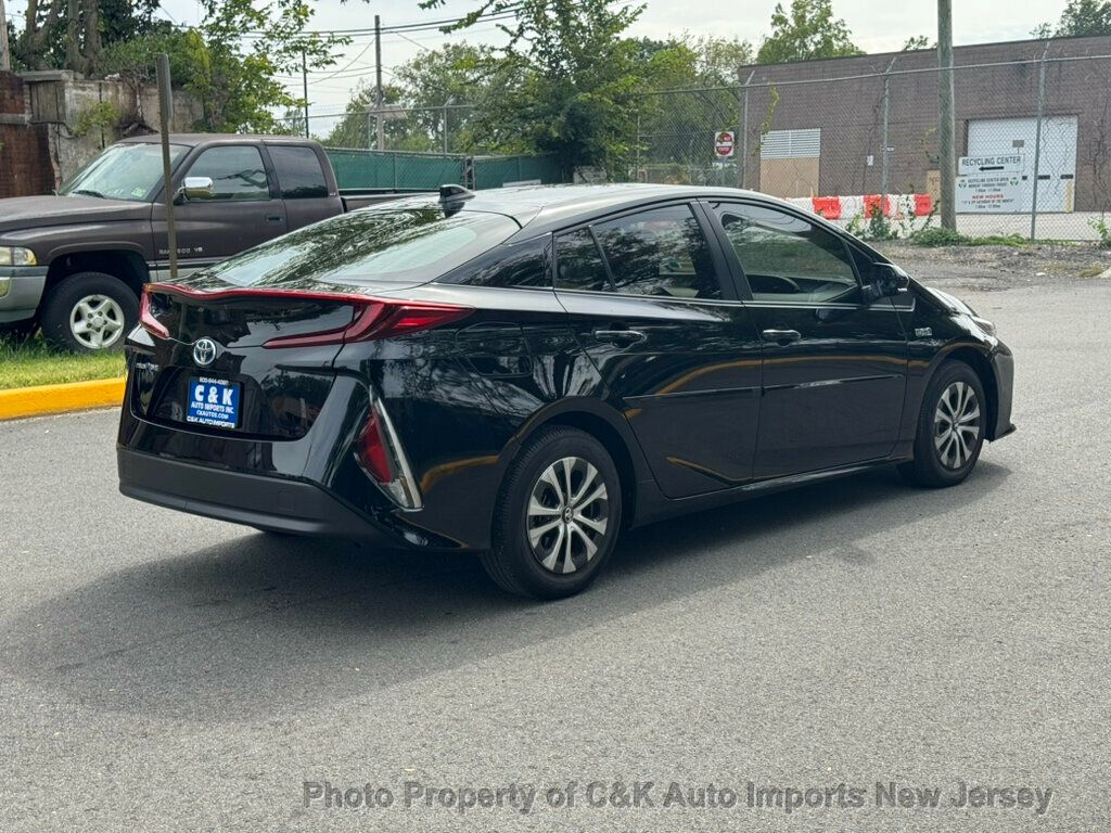2022 Toyota Prius Prime LE photo 9