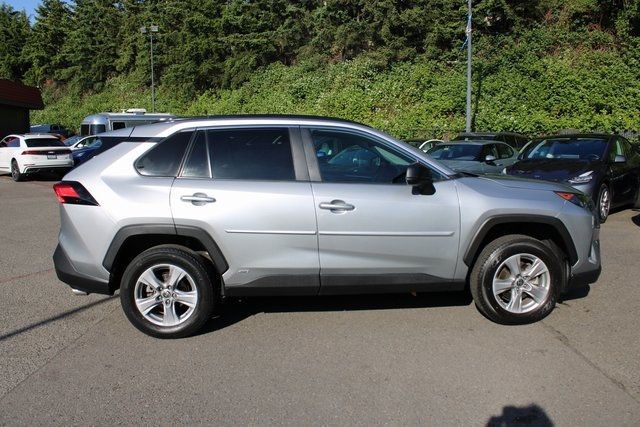 2022 Toyota RAV4 Hybrid LE photo 2