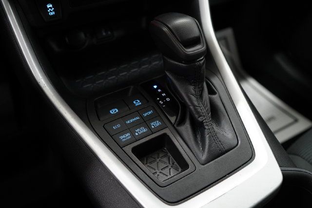 2022 Toyota RAV4 LE - 23081357 - 28