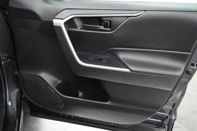 2022 Toyota RAV4 LE - 23081357 - 38