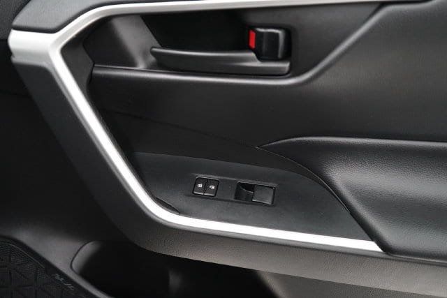 2022 Toyota RAV4 LE - 23081357 - 39