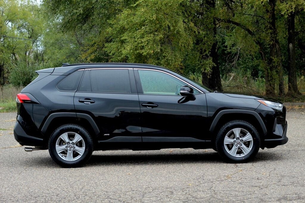2022 Toyota RAV4 XLE photo 2