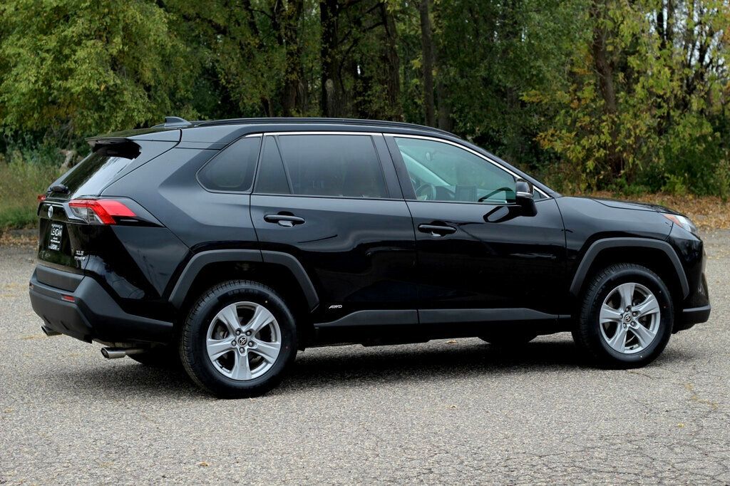 2022 Toyota RAV4 XLE photo 3