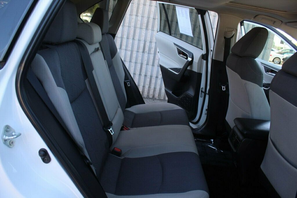 2022 Toyota RAV4 XLE Hybrid photo 10