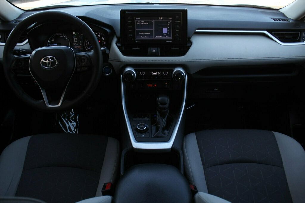 2022 Toyota RAV4 XLE Hybrid photo 12