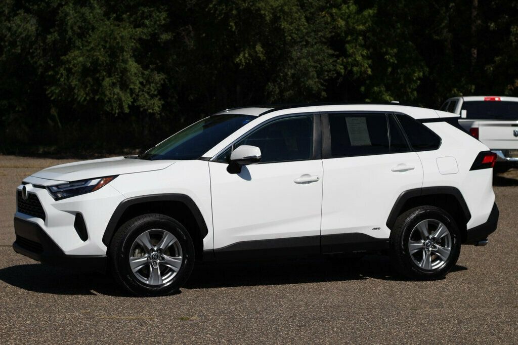 2022 Toyota RAV4 XLE Hybrid photo 16