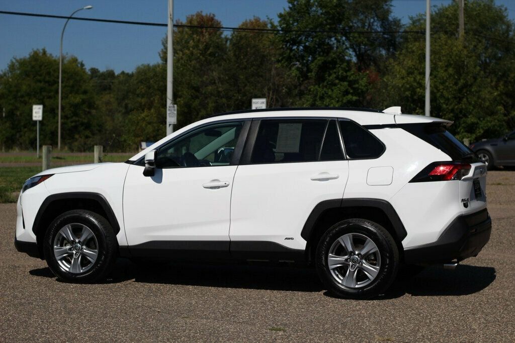 2022 Toyota RAV4 XLE Hybrid photo 18