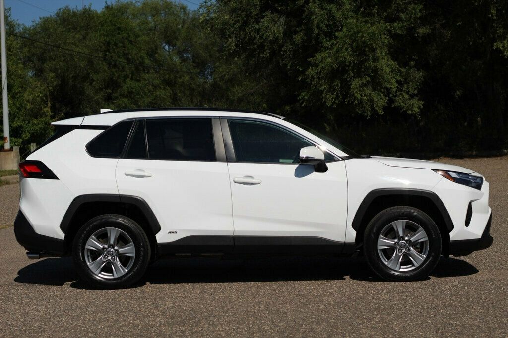 2022 Toyota RAV4 XLE Hybrid photo 2