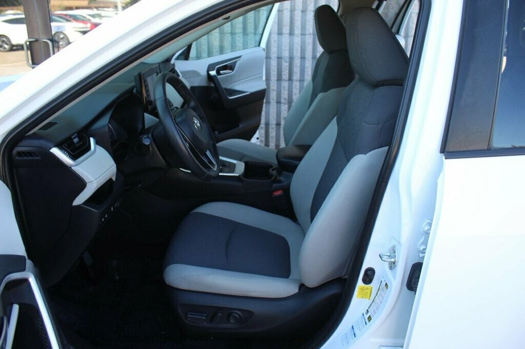 2022 Toyota RAV4 XLE Hybrid photo 22