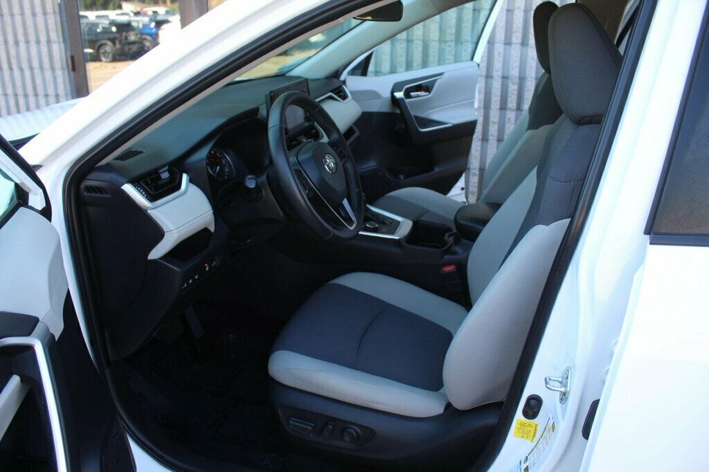 2022 Toyota RAV4 XLE Hybrid photo 23