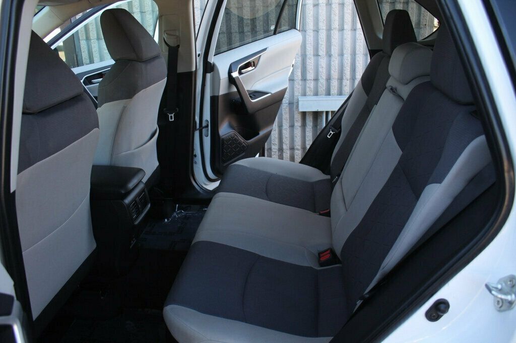 2022 Toyota RAV4 XLE Hybrid photo 26