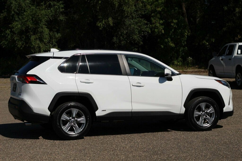 2022 Toyota RAV4 XLE Hybrid photo 3