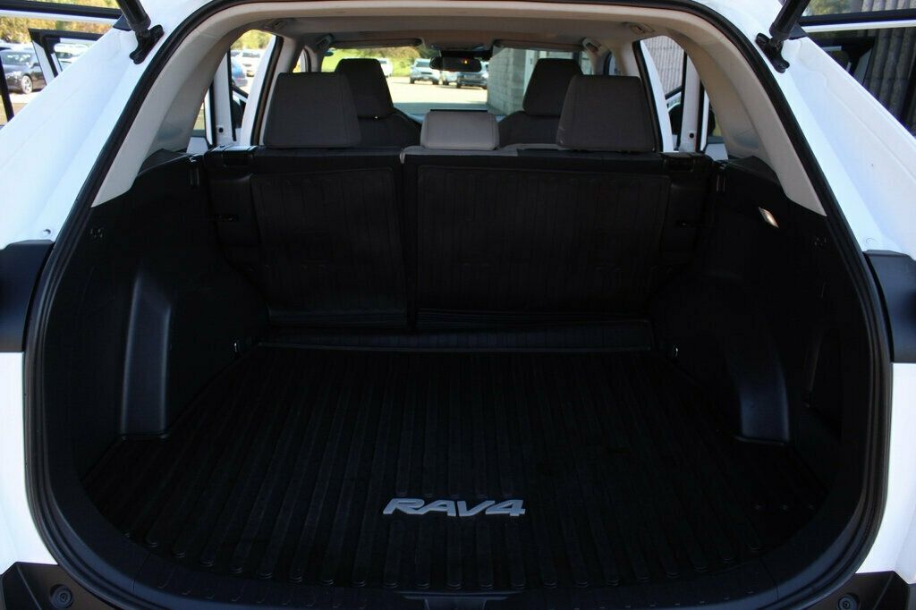 2022 Toyota RAV4 XLE Hybrid photo 31