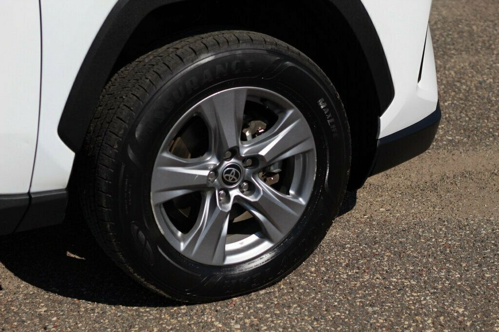 2022 Toyota RAV4 XLE Hybrid photo 32