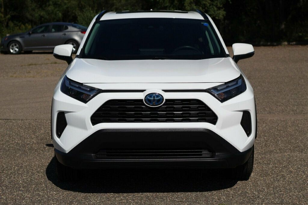 2022 Toyota RAV4 XLE Hybrid photo 4