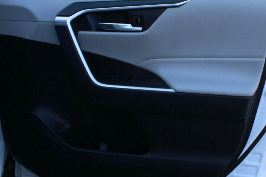 2022 Toyota RAV4 XLE Hybrid photo 6