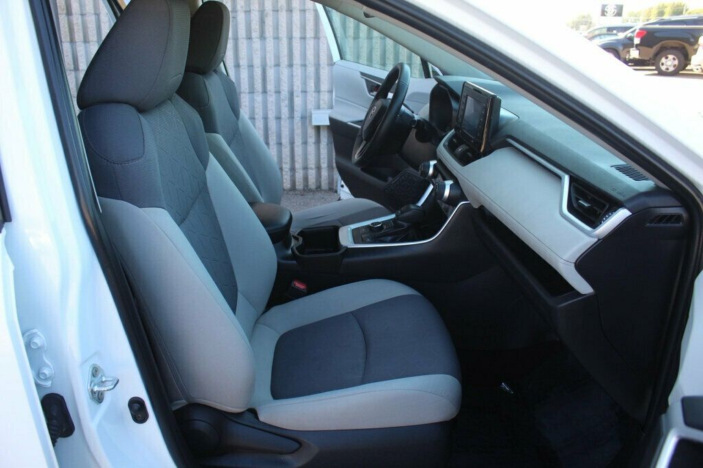 2022 Toyota RAV4 XLE Hybrid photo 7