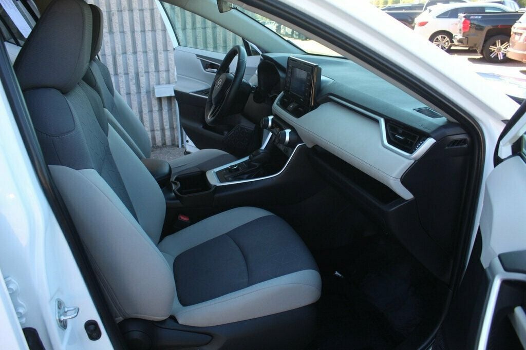 2022 Toyota RAV4 XLE Hybrid photo 8