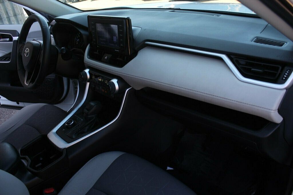 2022 Toyota RAV4 XLE Hybrid photo 9