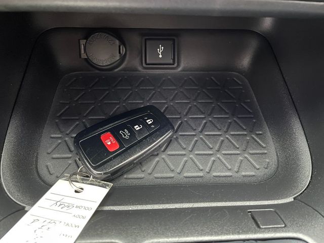2022 Toyota RAV4 XLE Premium AWD - 22936214 - 27