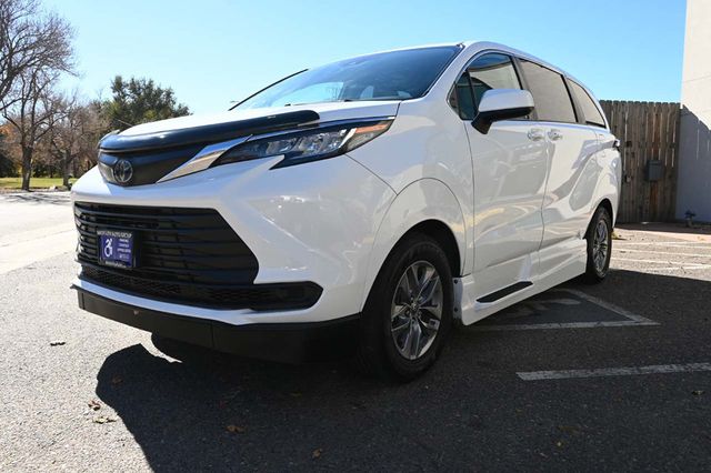 2022 Toyota Sienna LE AWD 8-Passenger - 22940397 - 9
