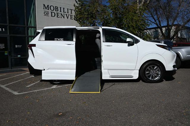 2022 Toyota Sienna LE AWD 8-Passenger - 22940397 - 16