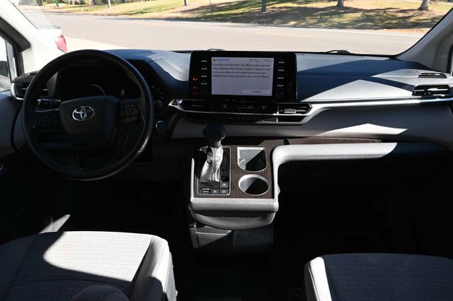 2022 Toyota Sienna LE AWD 8-Passenger - 22940397 - 21