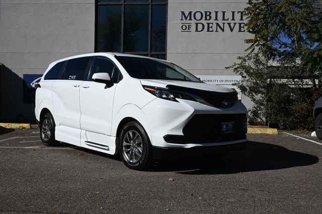 2022 Toyota Sienna LE AWD 8-Passenger - 22940397 - 2