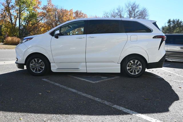 2022 Toyota Sienna LE AWD 8-Passenger - 22940397 - 8
