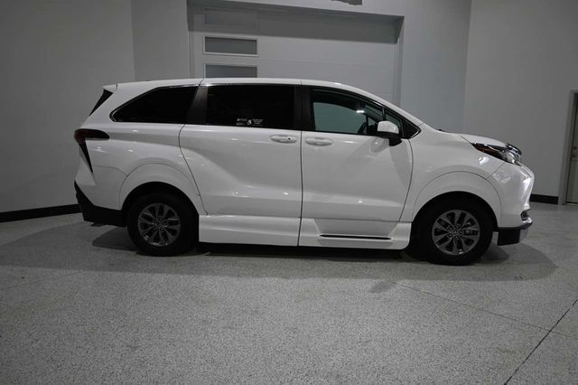 2022 Toyota Sienna LE AWD 8-Passenger - 23049424 - 4