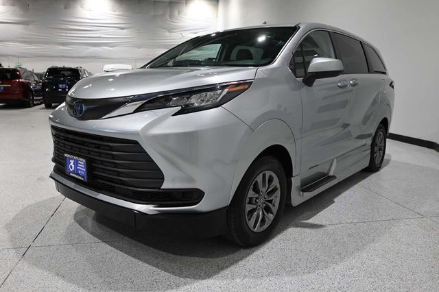 2022 Toyota Sienna LE AWD 8-Passenger - 23097362 - 9