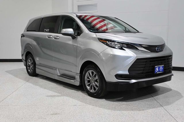 2022 Toyota Sienna LE AWD 8-Passenger - 23097362 - 2