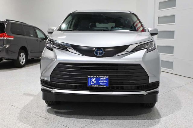 2022 Toyota Sienna LE AWD 8-Passenger - 23097362 - 3