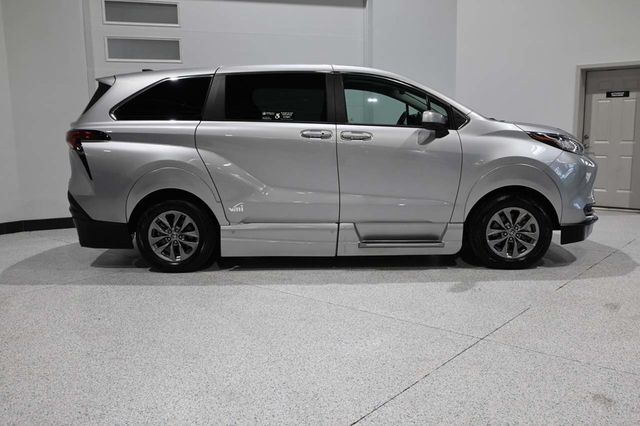 2022 Toyota Sienna LE AWD 8-Passenger - 23097362 - 4